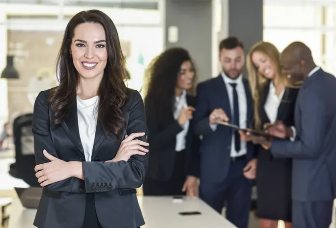 Dueña de empresa acompañada por su equipo de trabajo
