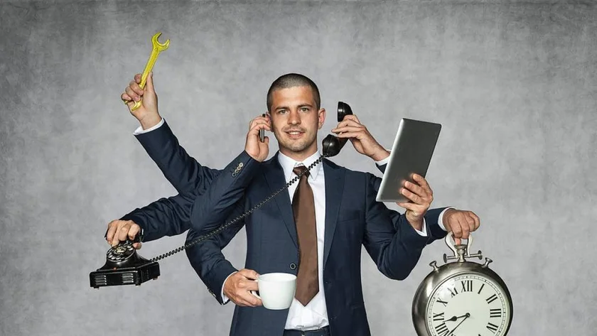 Empresario atendiendo varias tareas al mismo tiempo